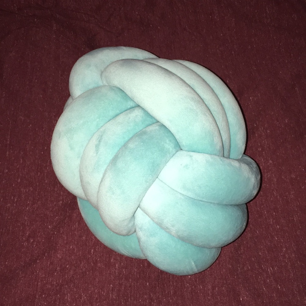 Knot pillow